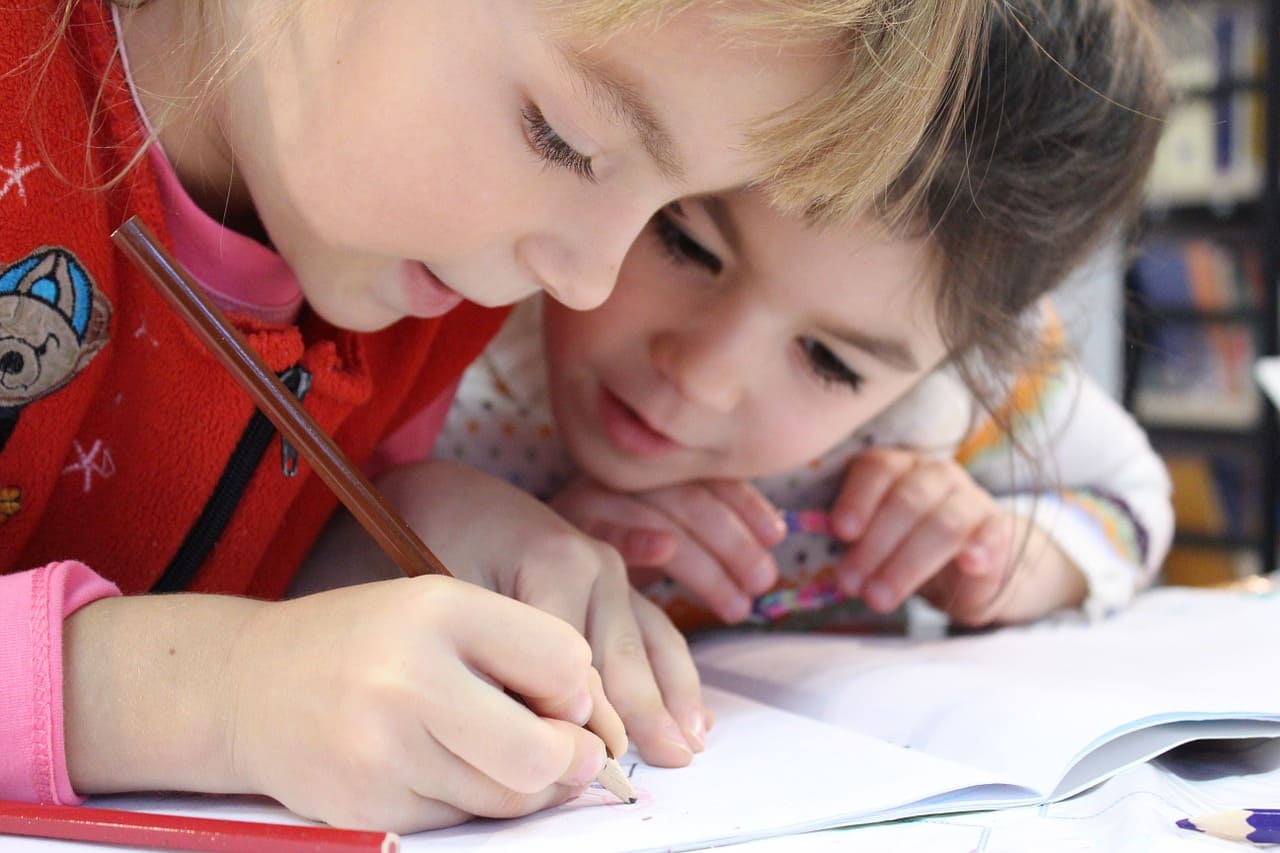 Image d'enfants qui travaillent illustrant l'école primaire de Brignac la plaine